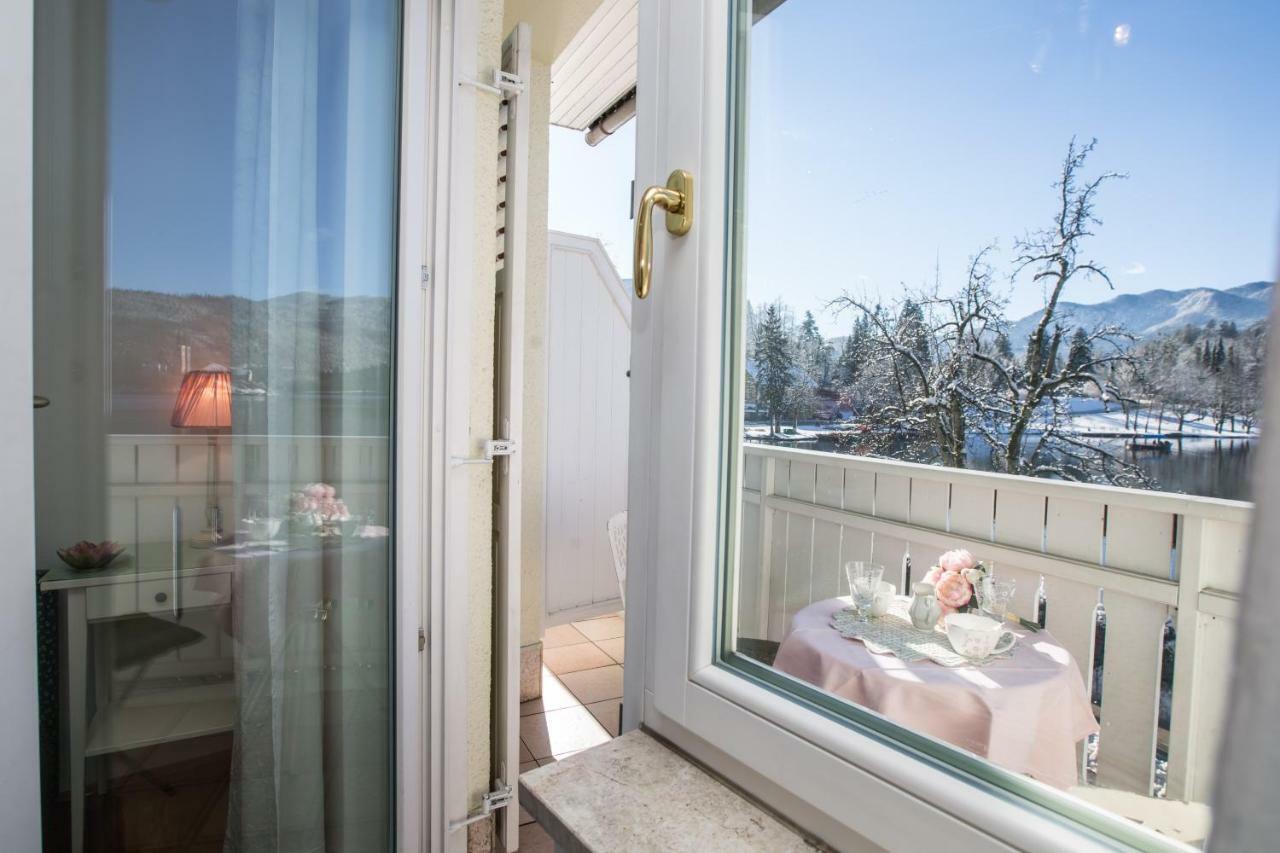 Pletna A Double Lake-view Bed & Breakfast Bled